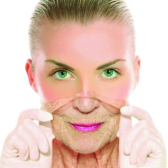 En kvinna i vuxen ålder blir av med rynkor i ansiktet med huskurer
