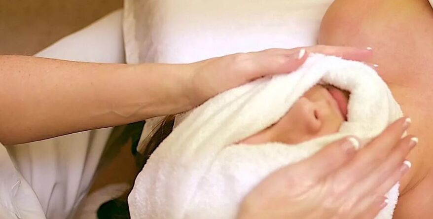 Massageteknik med en handduk